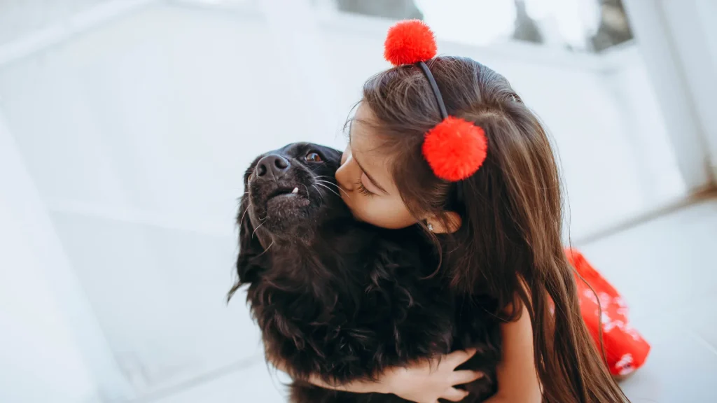 Honden grommen als ze geknuffeld worden, ook naar kinderen! - Artikel - DogDimension