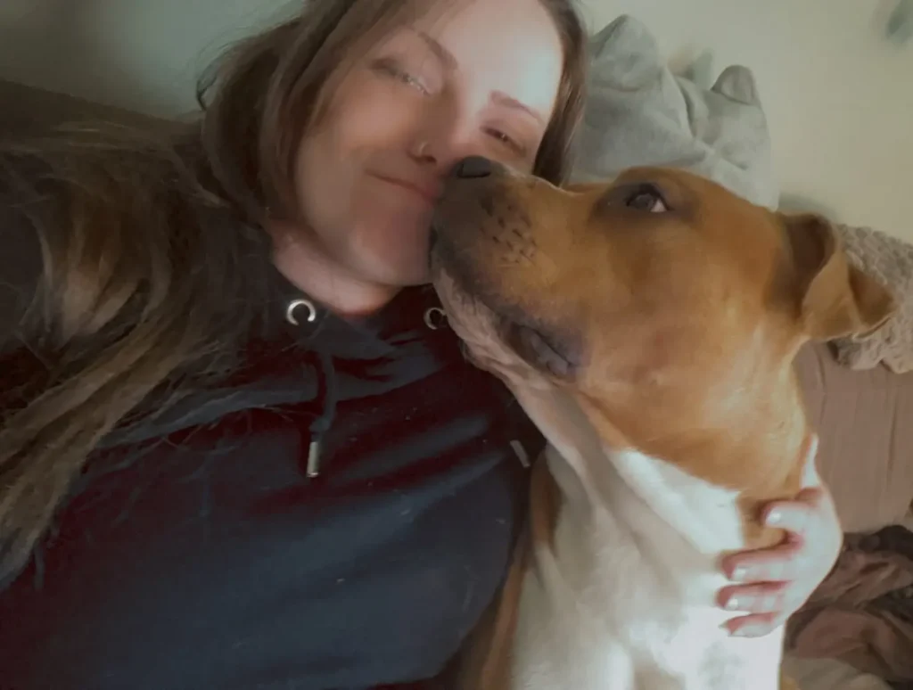 Samen met Chevy op de bank aan het knuffelen